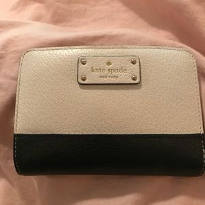 Small Kate Spade wallet. AUTHENTIC.